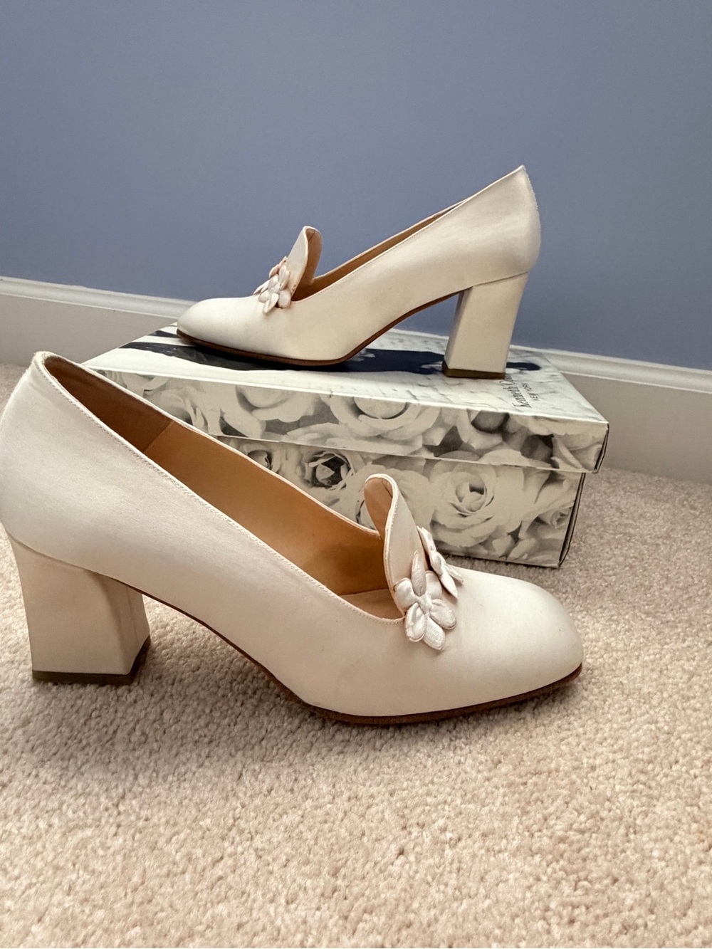 Vintage Women’s Kenneth Cole Ivory Block Heels with Floral Accent Size 8